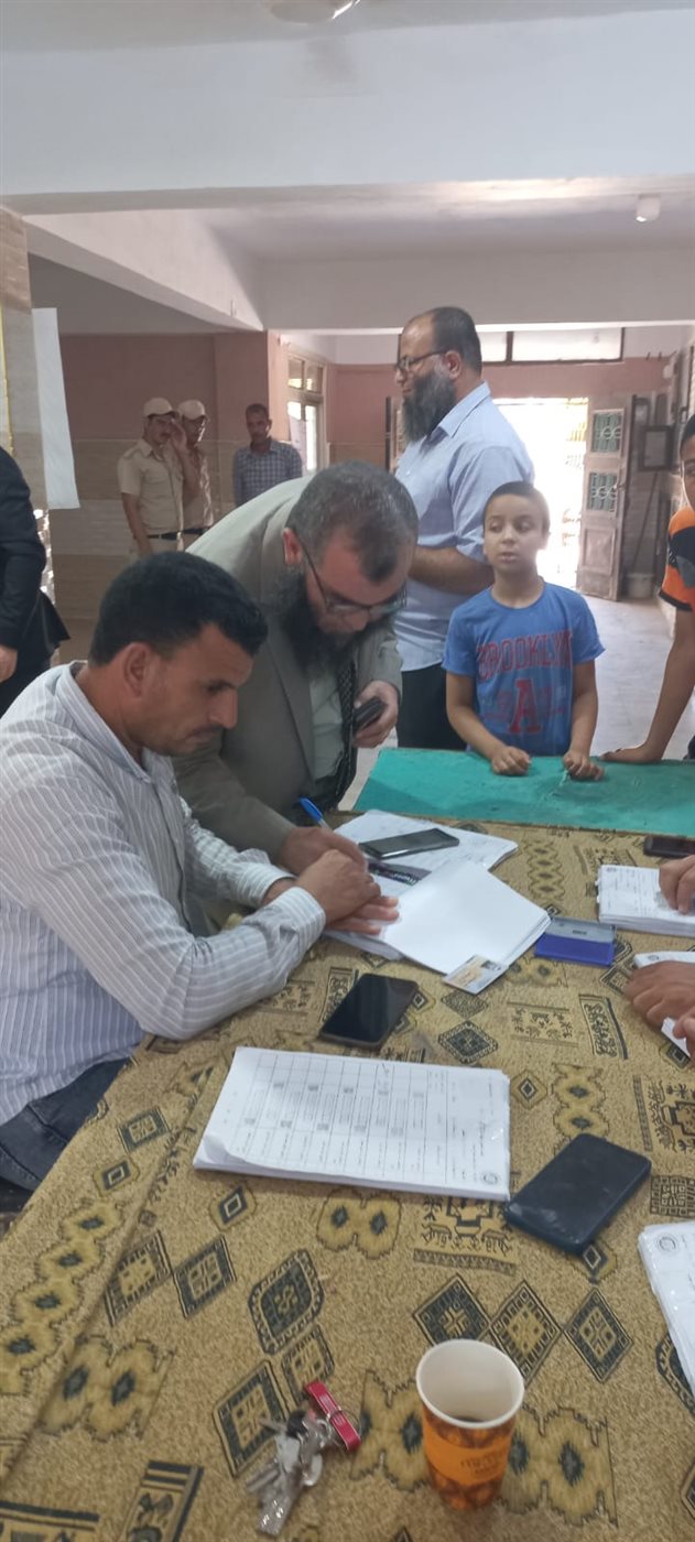 رئيس حزب النور أثناء الإدلاء بصوته فى إنتخابات الشيوخ