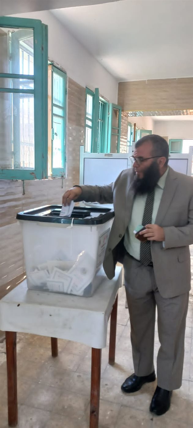 رئيس حزب النور أثناء الإدلاء بصوته فى إنتخابات الشيوخ
