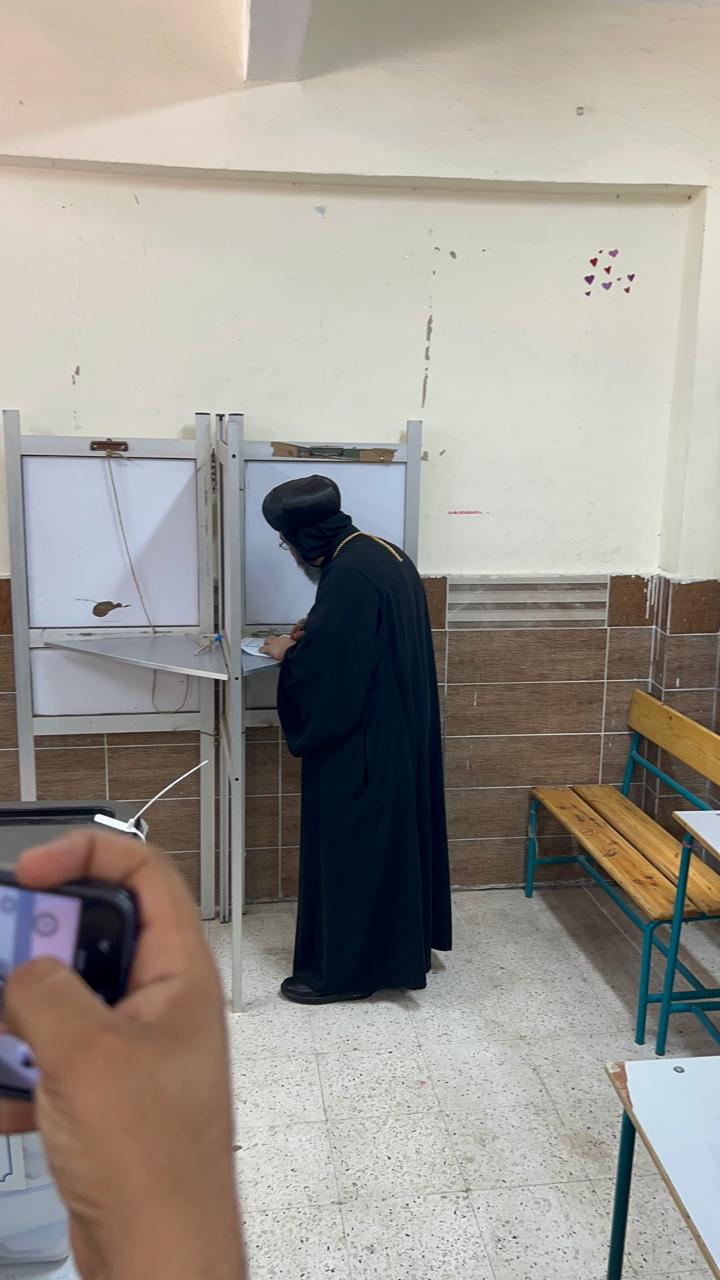 الأنبا بافلي يدلي بصوته