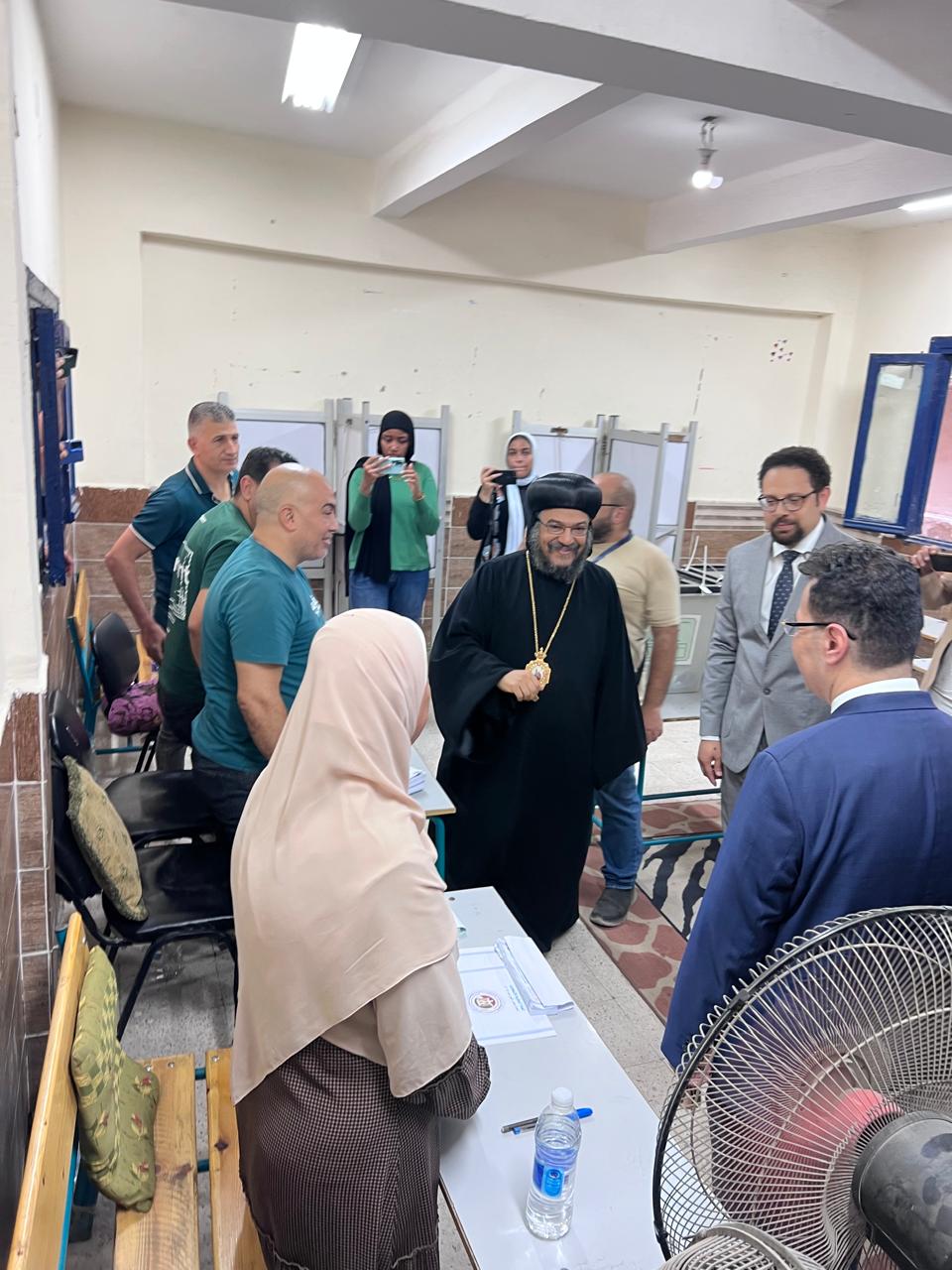 الأنبا بافلي يدلي بصوته