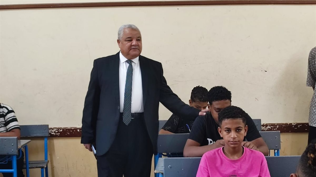 وكيل وزارة تعليم الأقصر يتابع سير الامتحانات
