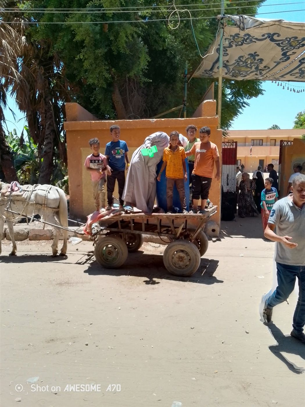 موطن يوزع مياه مجانا على المواطنين 