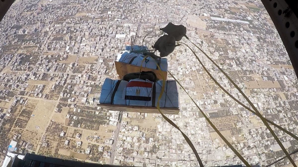 استمرار الإسقاط الجوى للمساعدات الإنسانية على قطاع غزة