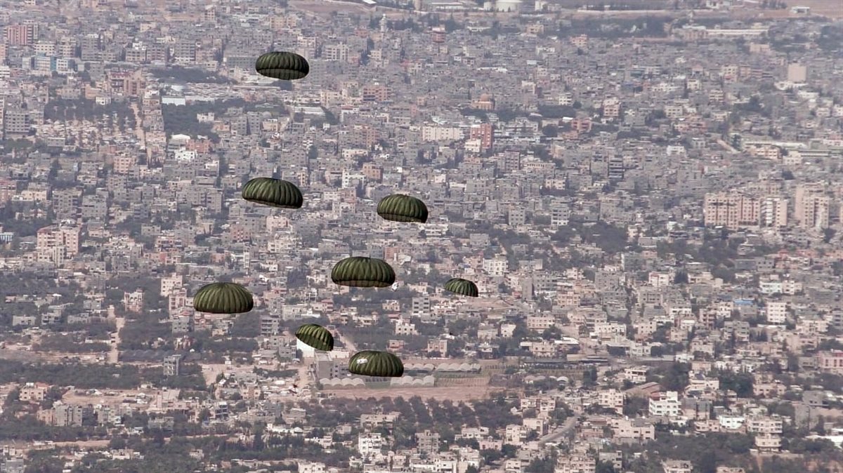 استمرار الإسقاط الجوى للمساعدات الإنسانية على قطاع غزة