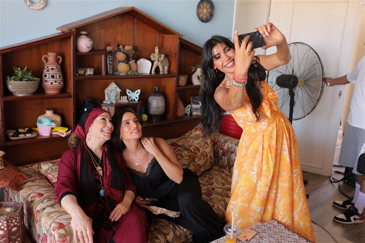 الصور الأولى من كواليس ورد وشوكولاتة بطولة زينة