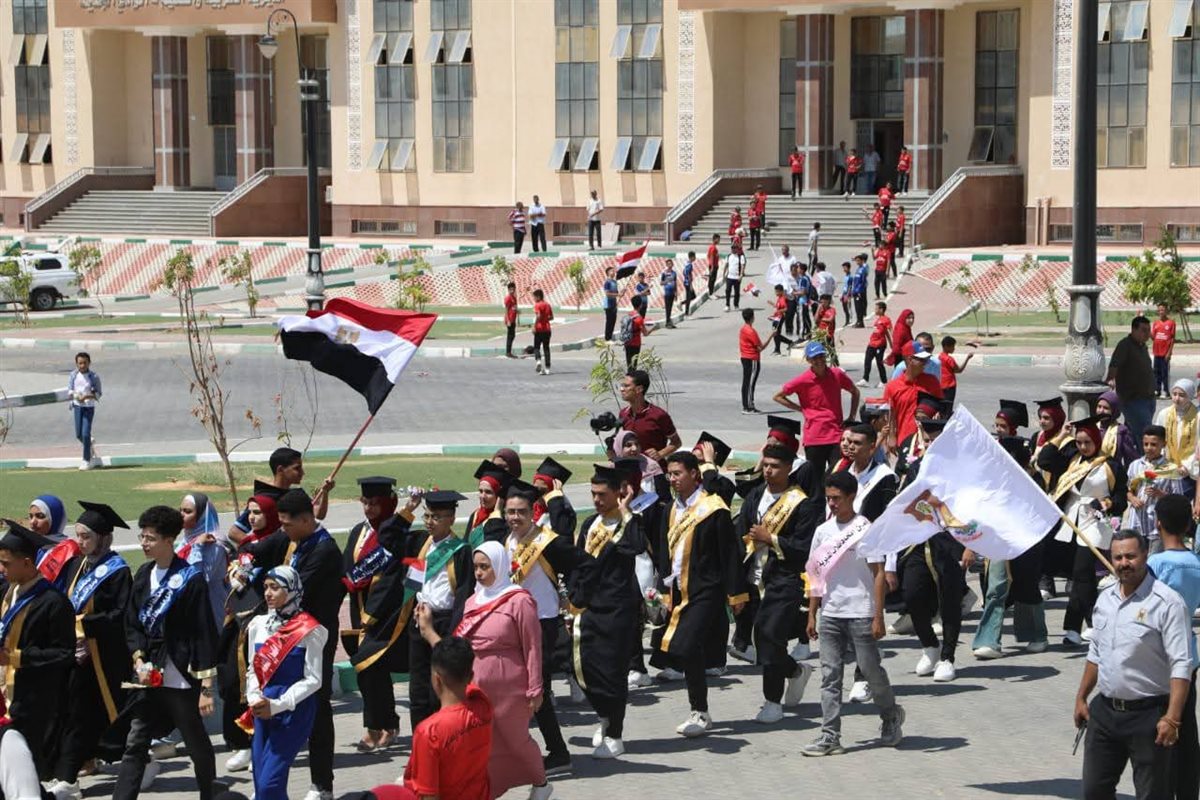 مسيرة شرفية لأوائل الشهادات العامة والأزهرية والفنية