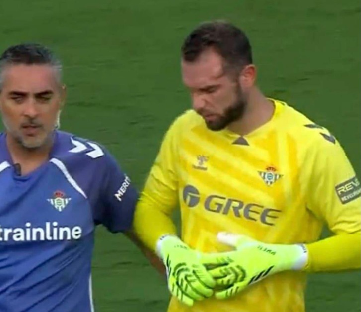 <strong>بعد 33 ثانية فقط من بداية المباراة.. حارس ريال بيتيس يغادر ودية كومو بسبب إصابة قوية في الرأس</strong>