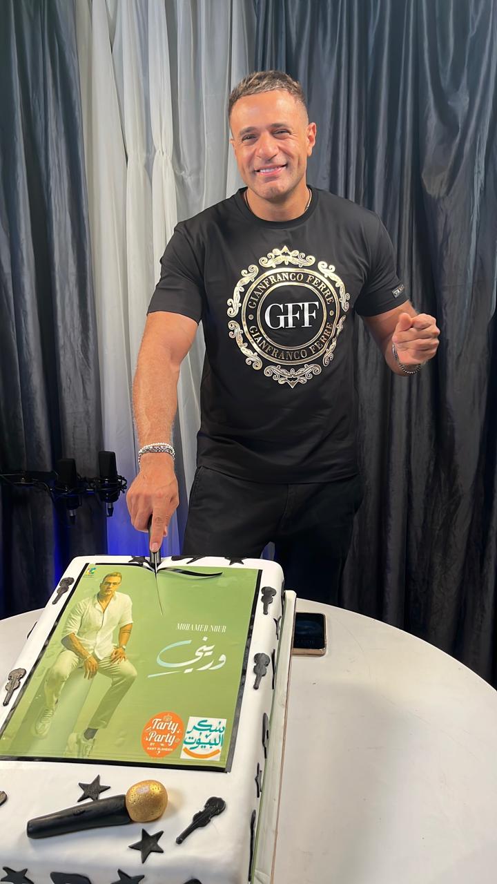 الفنان محمد نور يحتفل بطرح ألبومه الجديد وريني مع منتج وصناع الألبوم