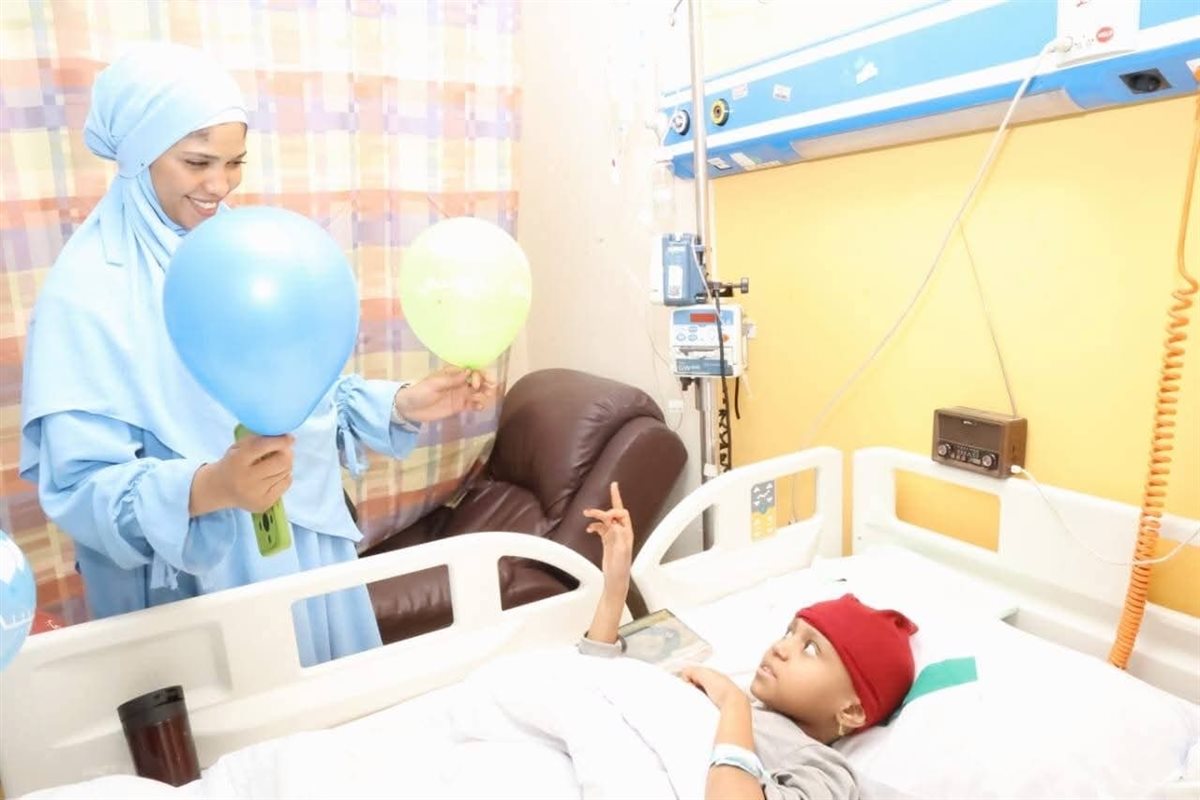 شباب إسنا يرسمون البهجة على وشوش متحدي السرطان