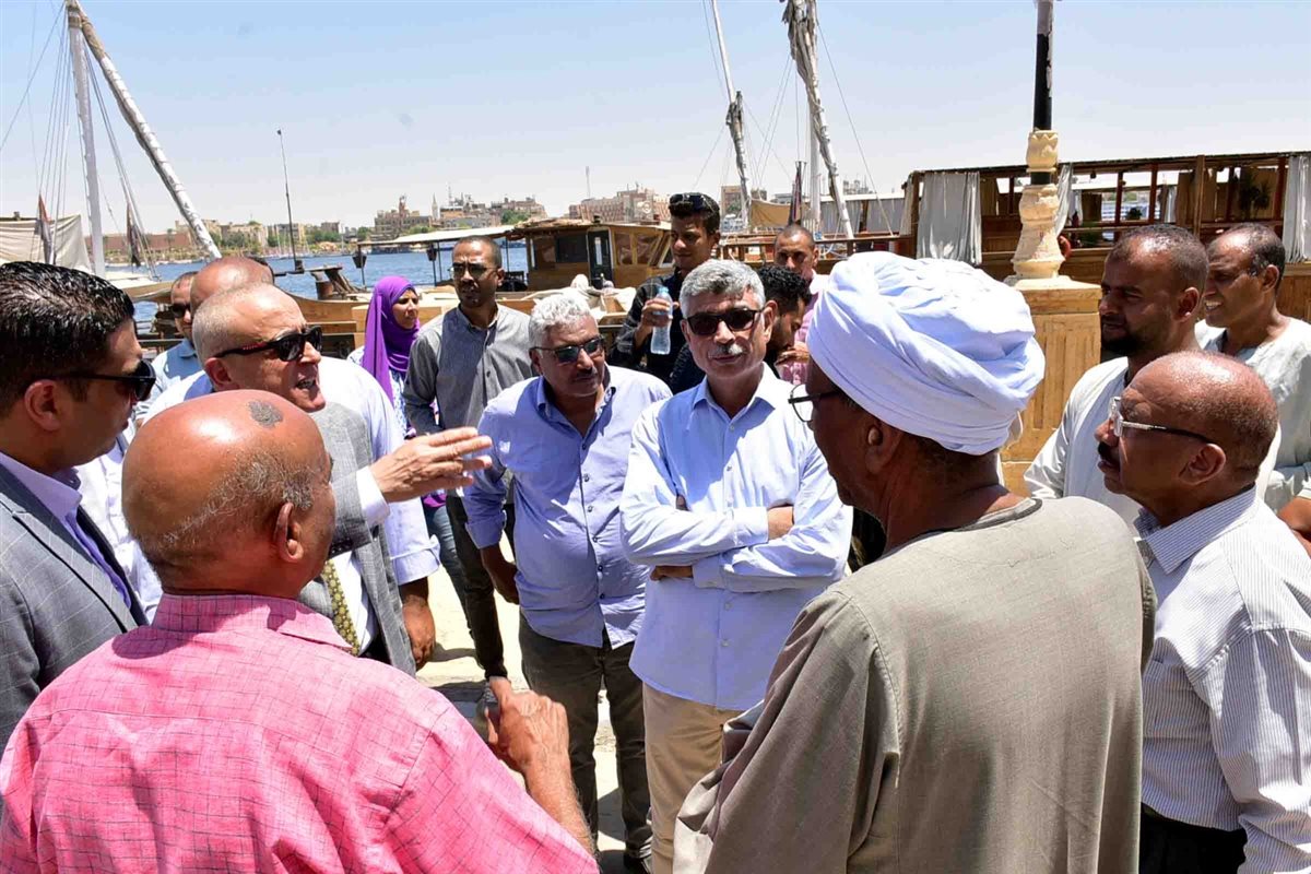 محافظ الأقصر يتابع مشروعات تنموية