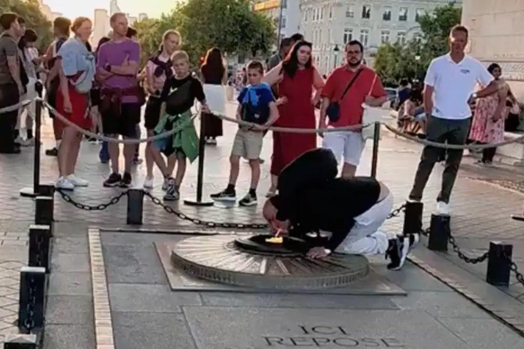 فرنسا تسحب إقامة مغربي بعد إشعاله سيجارة عند قبر الجندي المجهول بقوس النصر