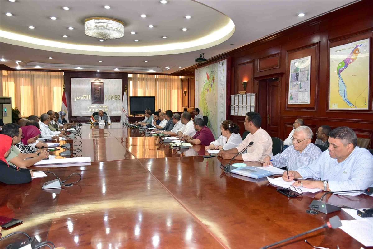 اجتماع محافظ الأقصر لبحث ملف تقنين الأراضي