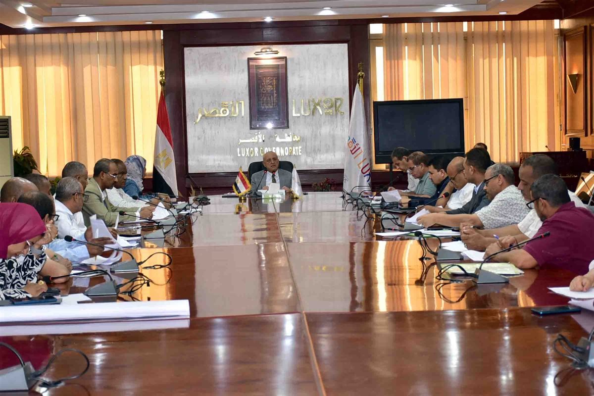 اجتماع محافظ الأقصر لبحث ملف تقنين الأراضي