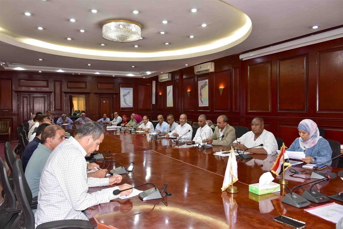 اجتماع محافظ الأقصر لبحث ملف تقنين الأراضي