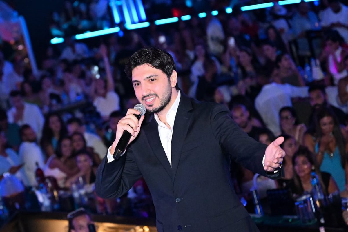 محمد فضل شاكر يتألق في حفله الأول بالعلمين الجديدة