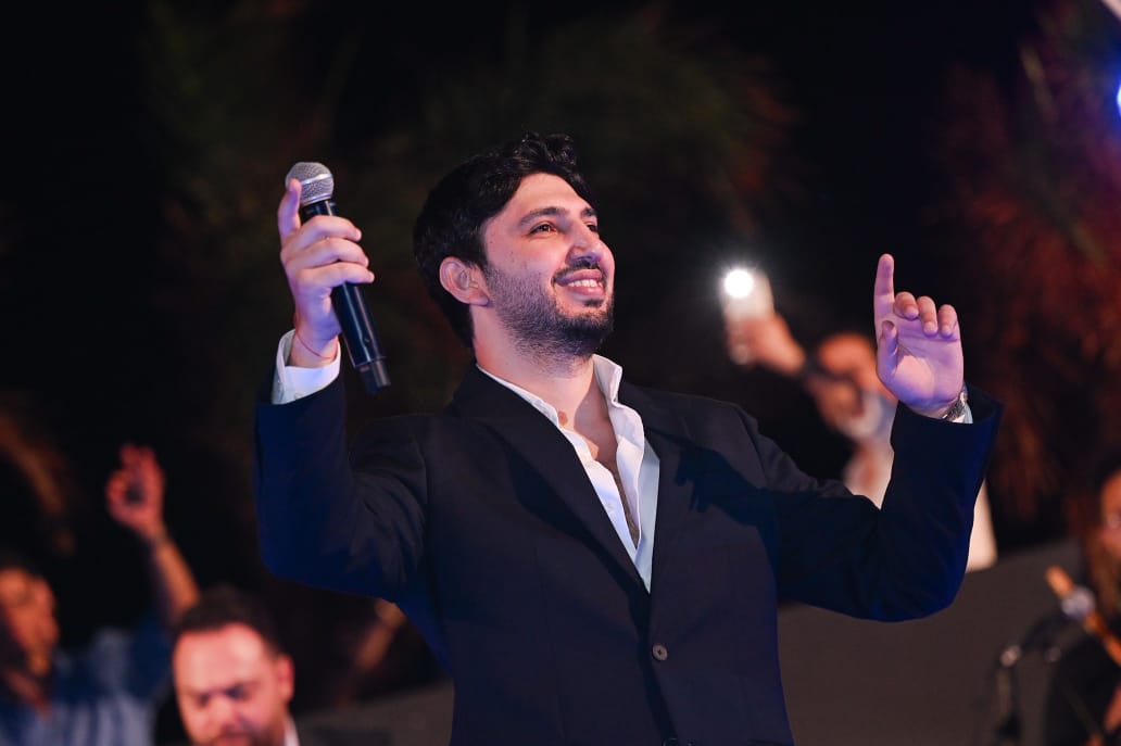 محمد فضل شاكر يتألق في حفله الأول بالعلمين الجديدة