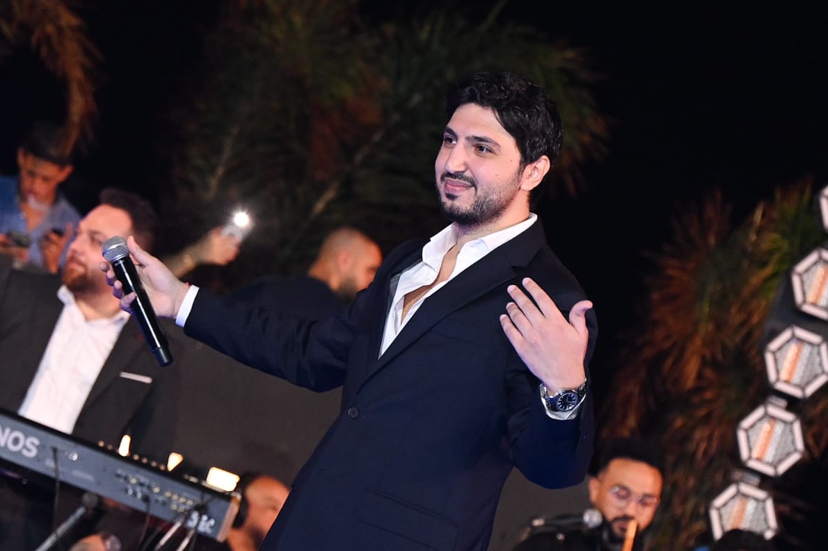 محمد فضل شاكر يتألق في حفله الأول بالعلمين الجديدة