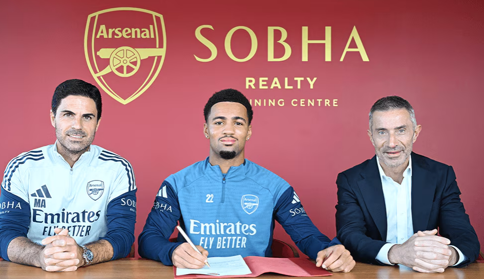 <strong>رسميًا.. أرسنال يُجدد عقد إيثان نوانيري بعد تألقه مع الفريق الأول</strong>