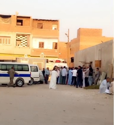 <strong>لحظة خروج جثمان سيدتين ضحايا حادث الكريمات</strong>