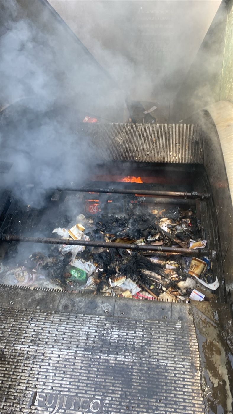 حريق مخلفات أسفل كوبري المشاة الكهربائي (1)