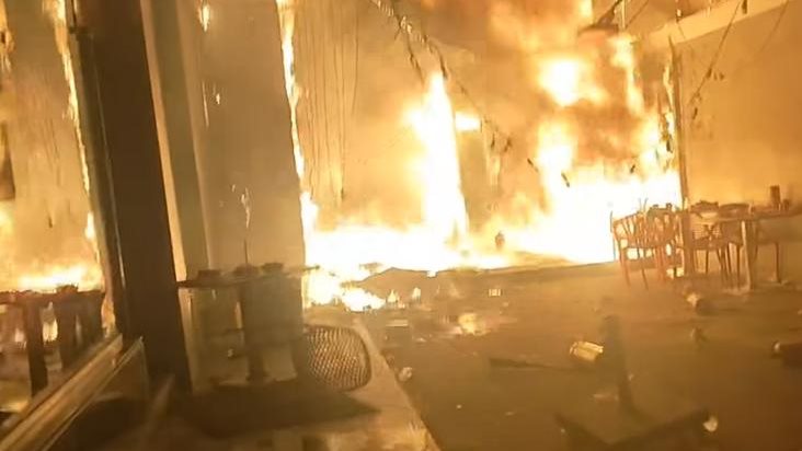 جانب من الحريق