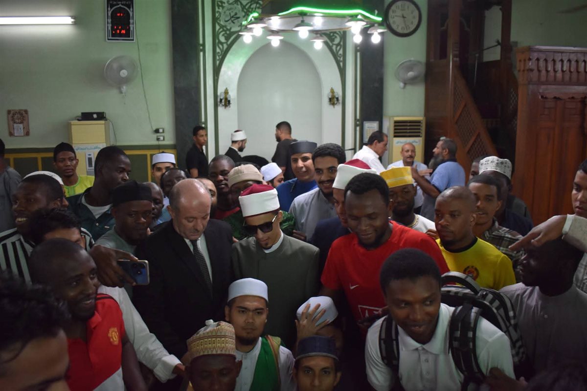 الشيخ محمد أحمد حسن يؤم المصلين بمدينة البعوث الإسلامية