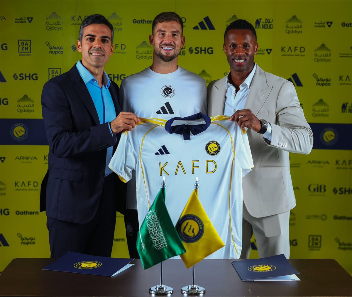 المدافع الإسباني إينيجو مارتينيز لاعب برشلونة السابق