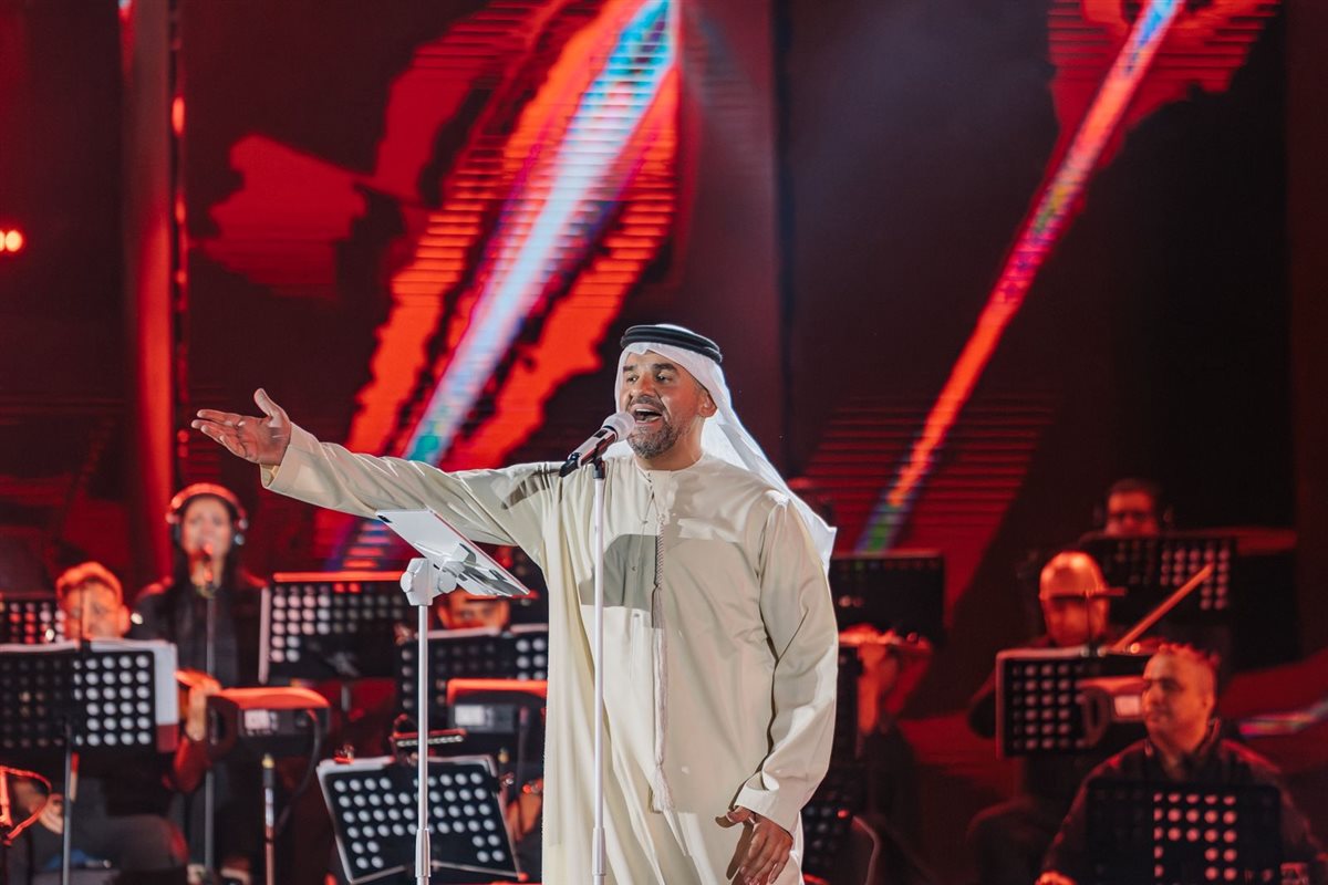 الجمهور يتفاعل مع الفنان حسين الجسمي بـ  مسرح Seashore  بحضور هشام جمال وليلى زاهر