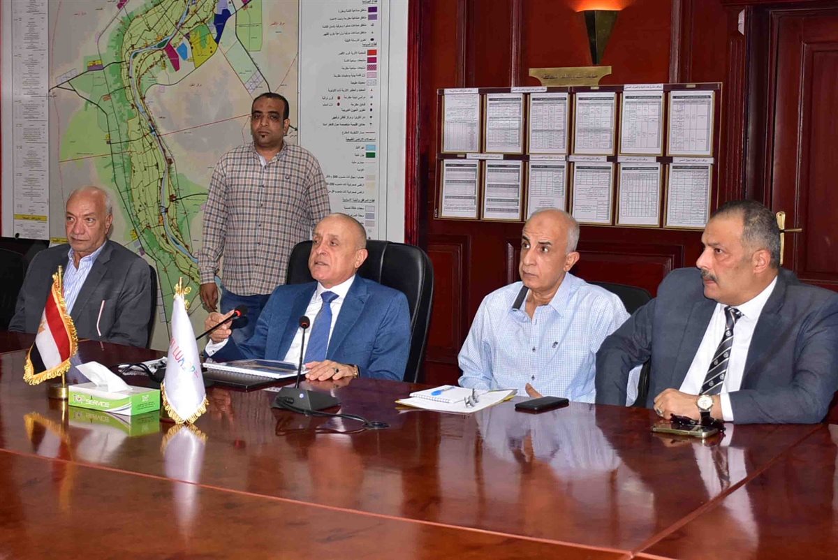 محافظ الأقصر يبحث مسار القطار السريع