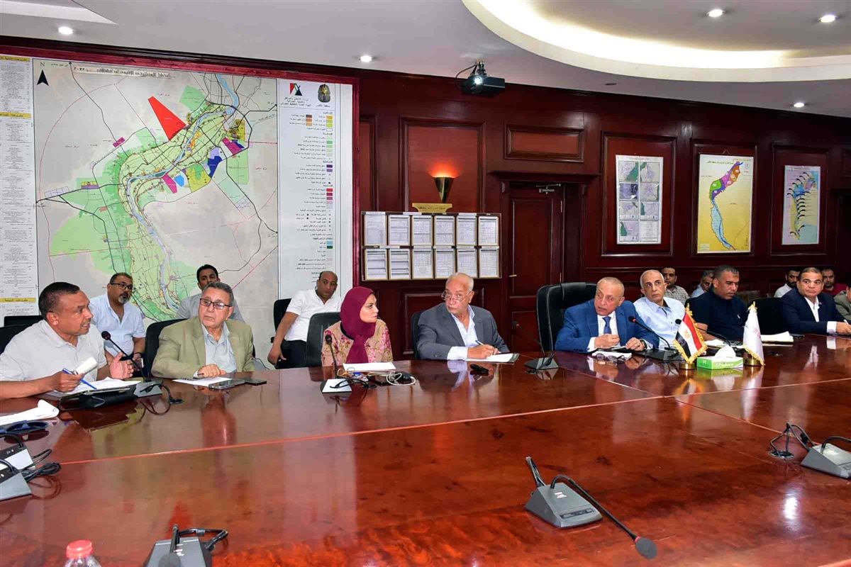 محافظ الأقصر يبحث مسار القطار السريع