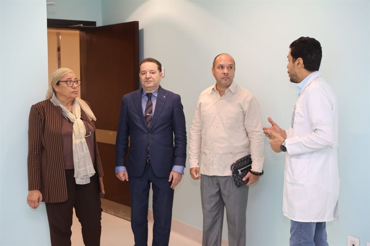 السفير الكوبي في زيارة لمستشفى أورام الأقصر