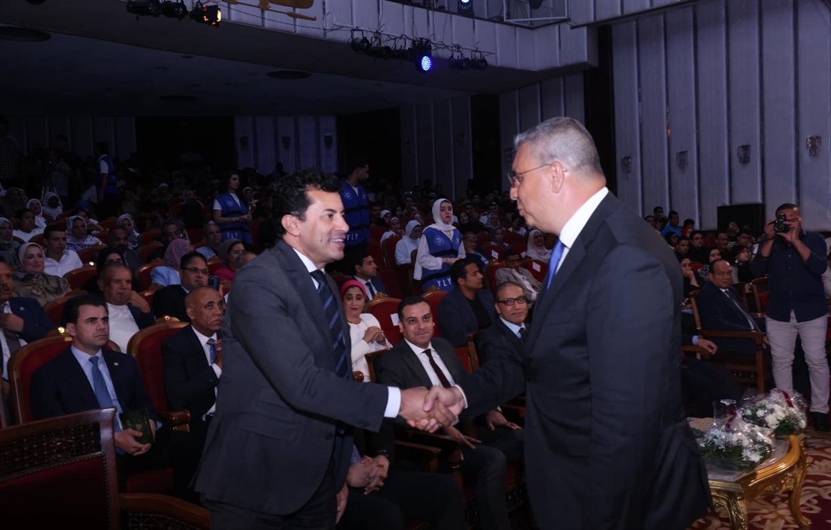 وزير الشباب والرياضة يمنح عمرو الليثي لقب سفير مهرجان إبداع مراكز الشباب