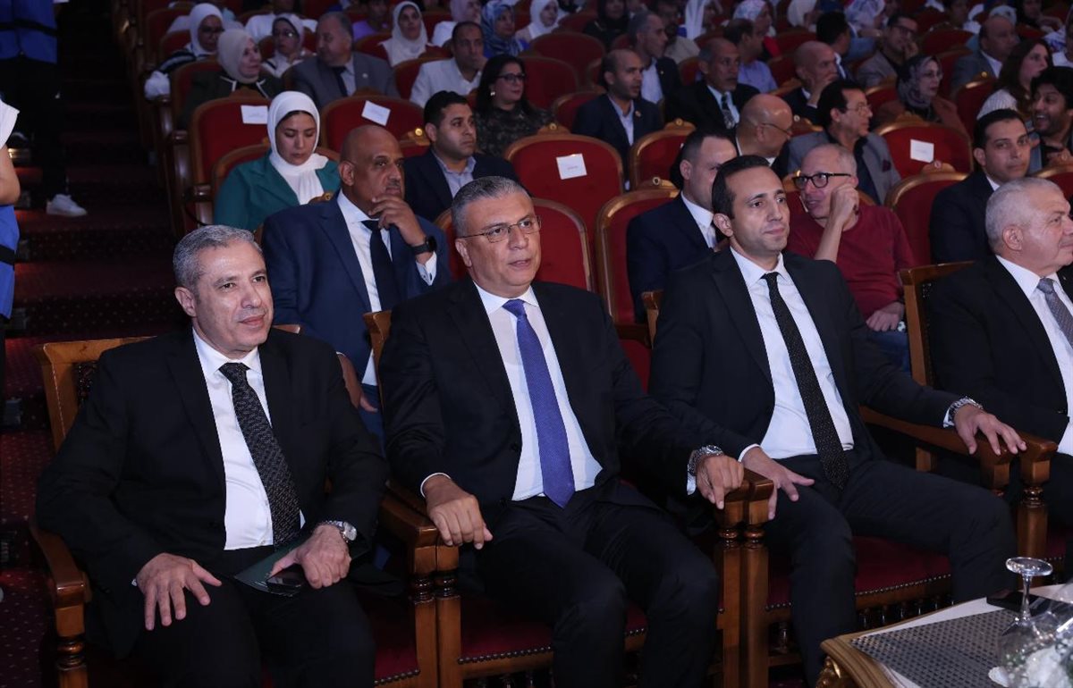 وزير الشباب والرياضة يمنح عمرو الليثي لقب سفير مهرجان إبداع مراكز الشباب