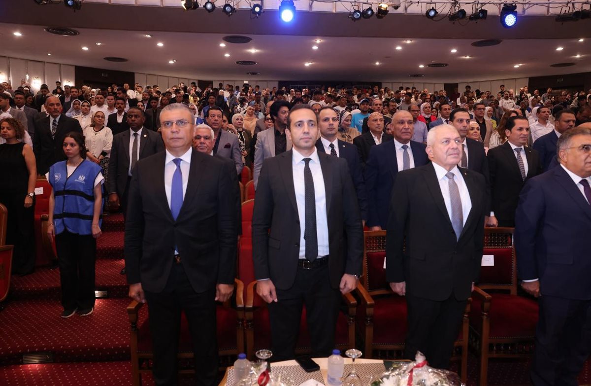 وزير الشباب والرياضة يمنح عمرو الليثي لقب سفير مهرجان إبداع مراكز الشباب