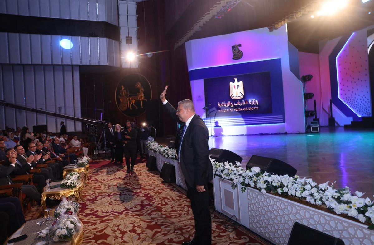 وزير الشباب والرياضة يمنح عمرو الليثي لقب سفير مهرجان إبداع مراكز الشباب