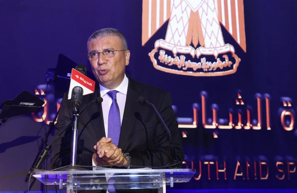 وزير الشباب والرياضة يمنح عمرو الليثي لقب سفير مهرجان إبداع مراكز الشباب