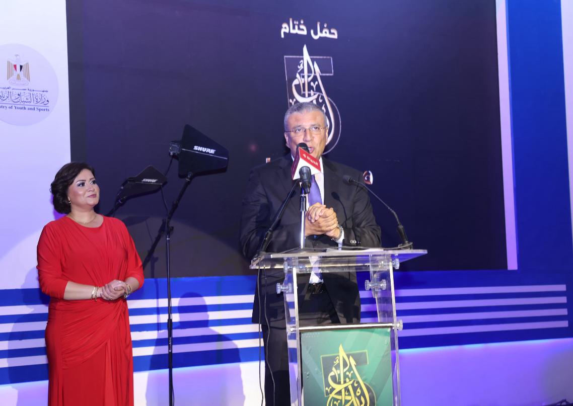 وزير الشباب والرياضة يمنح عمرو الليثي لقب سفير مهرجان إبداع مراكز الشباب