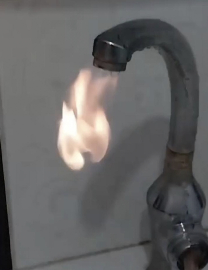 نزول نار من صنابير المياه بقرية شرنوب بالبحيرة