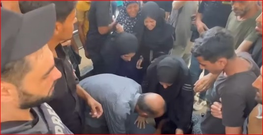 تشييع جثمان أنس الشريف ومحمد قريع من مجمع الشفاء في غزة