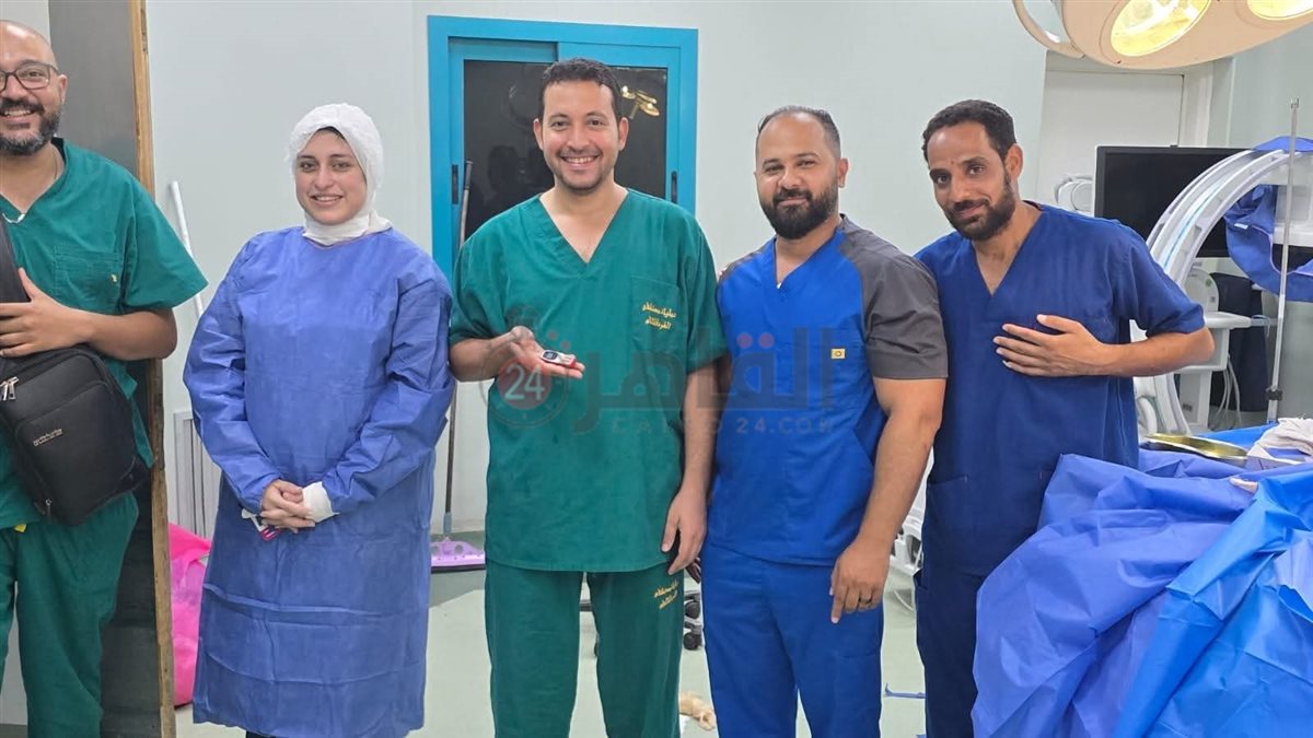 فريق طبي يستخرج تليفون محمول من معدة مريض 