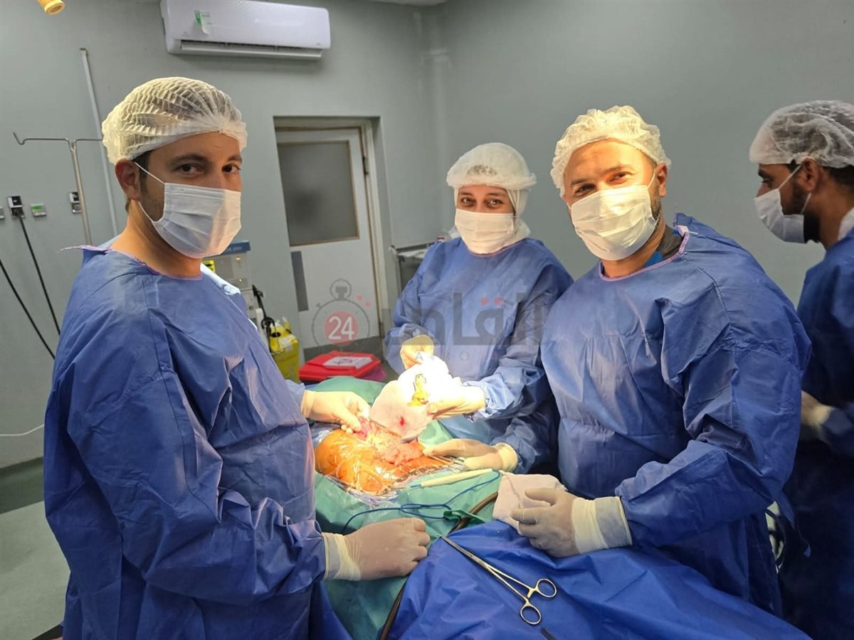 فريق طبي يستخرج تليفون محمول من معدة مريض 