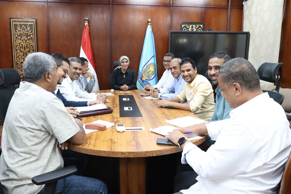 اجتماع رئيس جامعة الأقصر