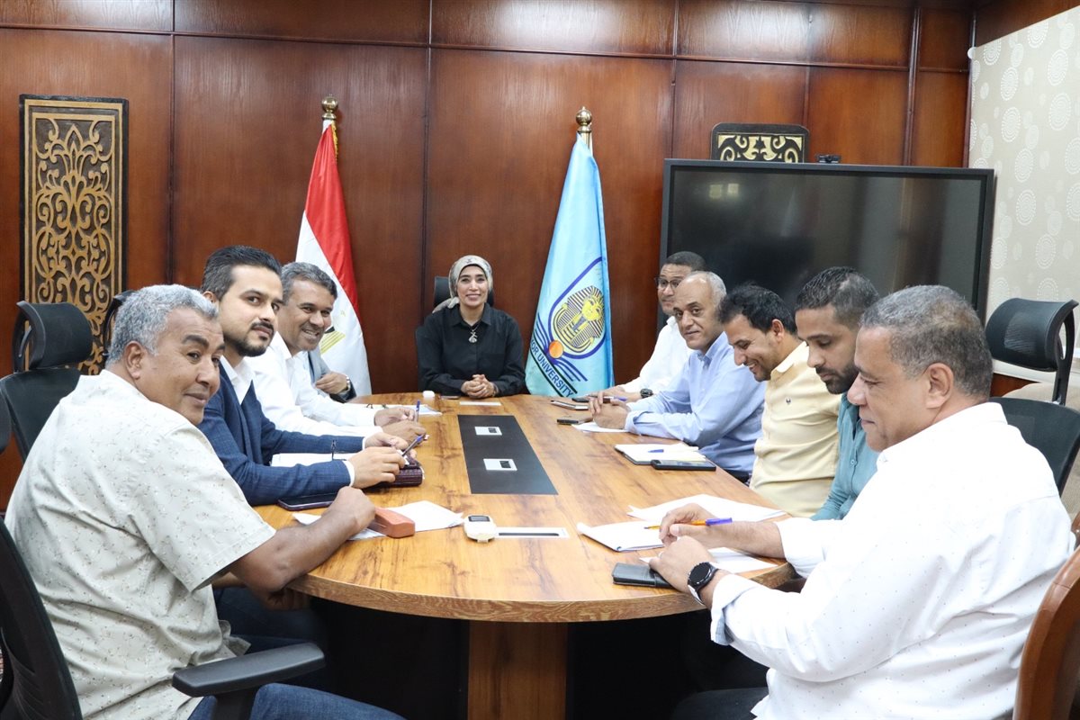 اجتماع رئيس جامعة الأقصر