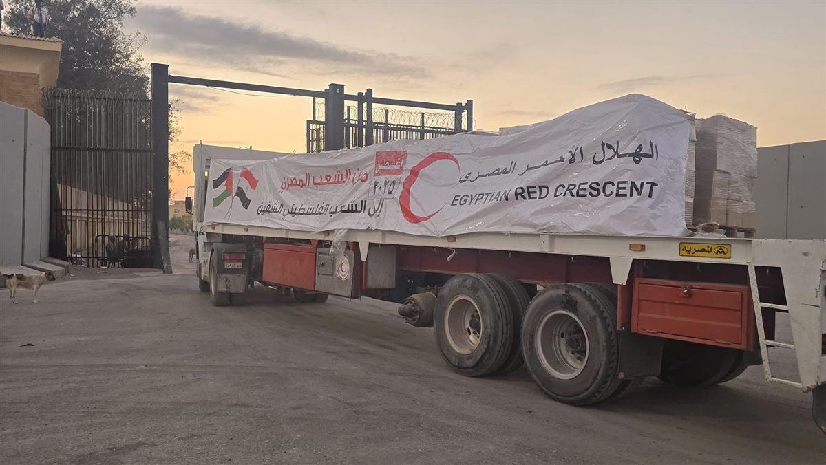 الهلال الأحمر المصري يدفع بنحو 2300 طن مساعدات إغاثية عاجلة إلى غزة عبر قافلة زاد العزة في يومها الـ 12