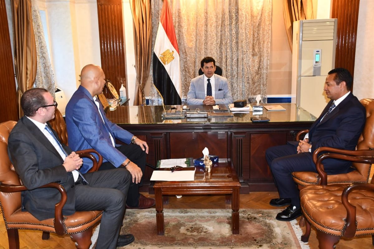 وزير الرياضة مع محمد أحمد سلامة