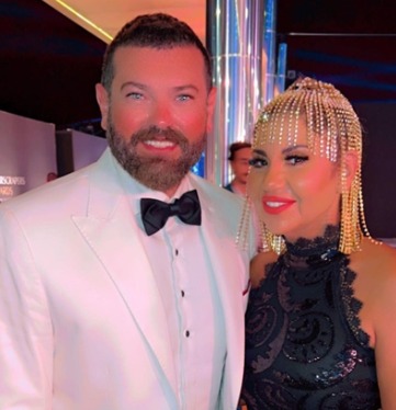 بوسي شلبي رفقة الفنان عمرو يوسف بصورة مثيرة للجدل