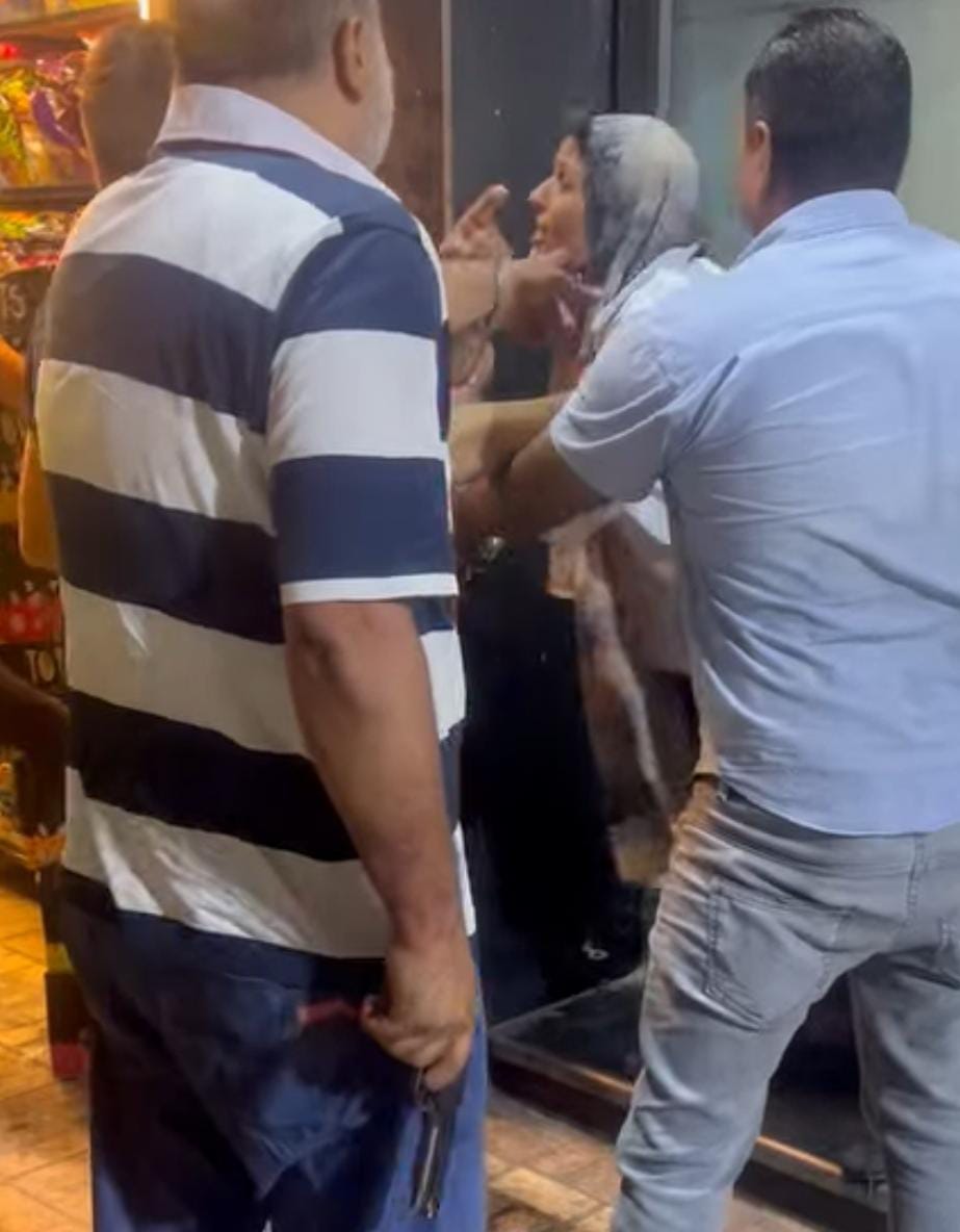 رجل يجبر سيدة علي ركوب سيارته