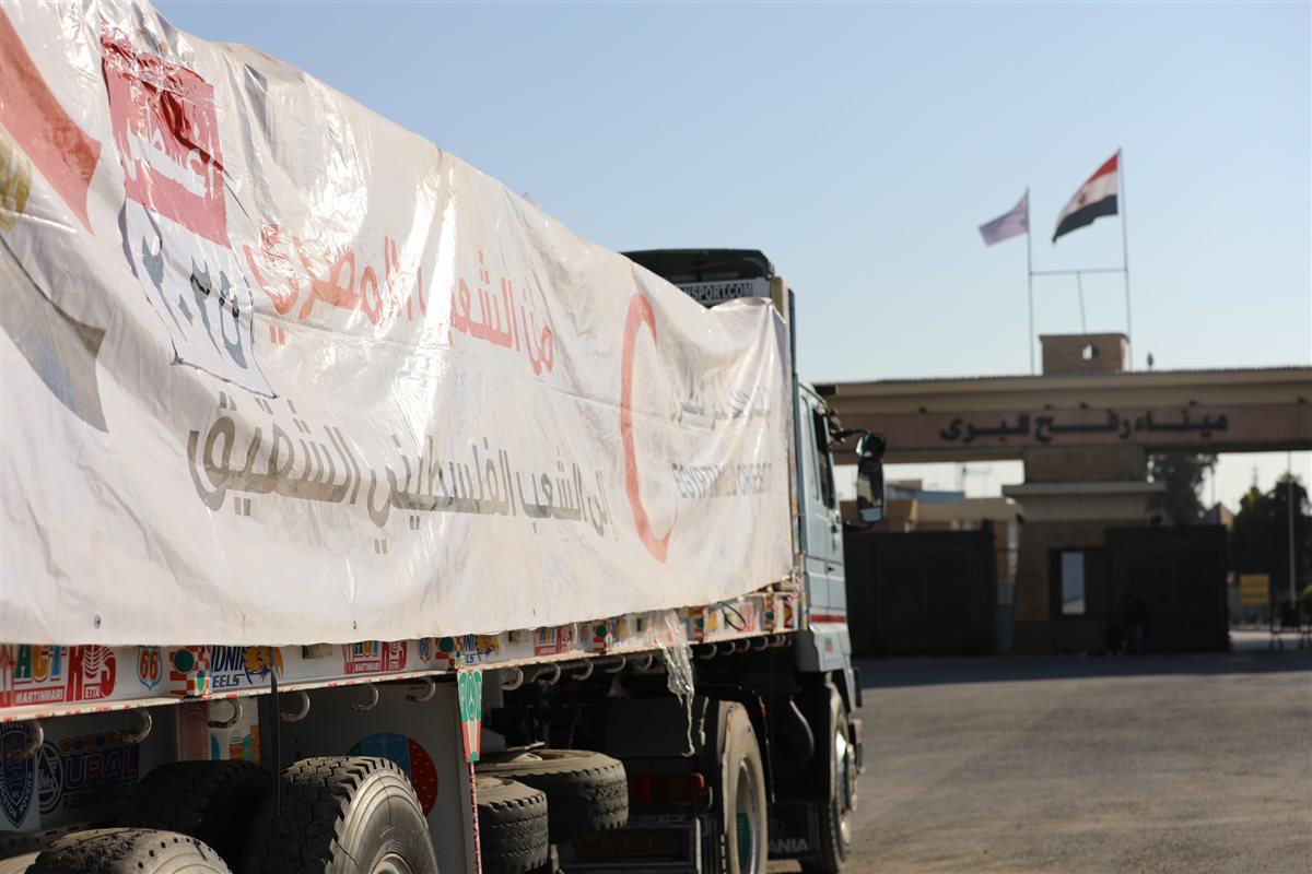 شاحنات الهلال الأحمر المصري