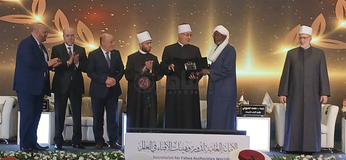 مفتي تشاد خلال منحه الجائزة