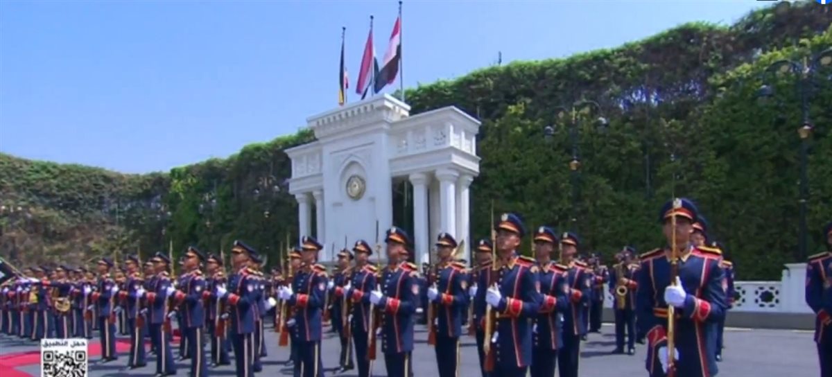 الرئيس السيسي يستقبل نظيره الأوغندي في قصر الاتحادية 